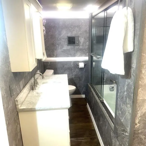Secret Hot Tub King Haven Hideout，位于Moorhead的酒店