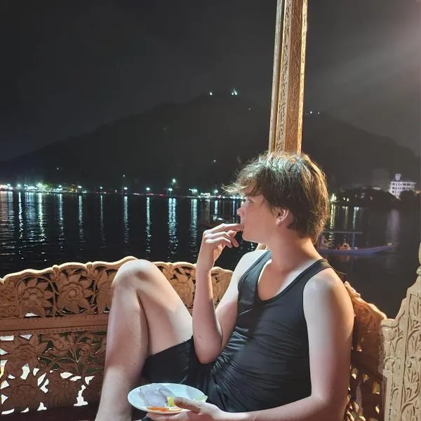 New Alzira Royal Heritage Houseboats，位于斯利那加的酒店