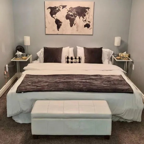 Peaceful Bay Getaway Entire Private Suite -1 bedroom, 3 beds，位于温尼伯的酒店