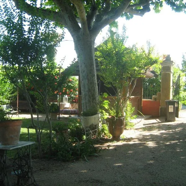 Les Gîtes de Grand Père Jules，位于维厄勒斯的酒店