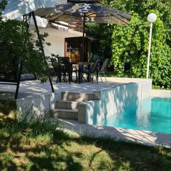 Villa M&E Oasis with Private Pool，位于Košelji的酒店