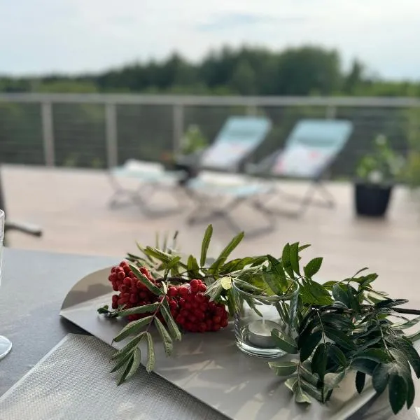 Szarejkowe Wzgórza - Luxury Cottages with Private Hot Tub - Mazury Garbate,位于Szarejki的酒店
