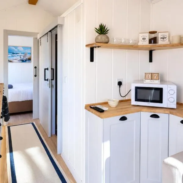 The Gatwick Cabin With Airport Parking Available，位于霍利的酒店