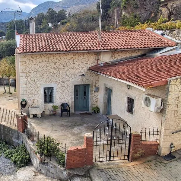 IRENE'S village home,位于Loutrákion的酒店