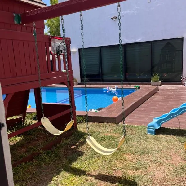Casa completa, 4 dormitorios, 7 camas dobles, 4 sofá cama, 3 baños 1 en planta baja, cocina equipada, consola Arcade, asador, juguetes para niños, plancha, secadora, cafetera, etc, fraccionamiento privado, zona de vías rápidas y toallas，位于托雷翁的酒店