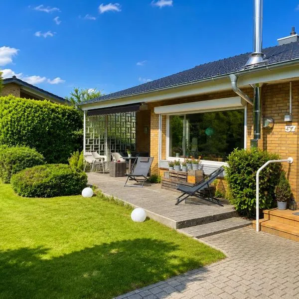 Modernes großes Haus 125qm bei Hamburg - Familien, Gruppen & Business, WiFi 100Mbit Glasfaser, Kamin, Garten 760 qm, zwei Bäder,位于奎克博恩的酒店