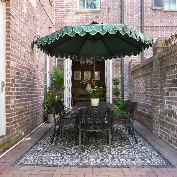 Beautiful 3Bed Townhome in Historic Downtown Savannah，位于萨凡纳的酒店