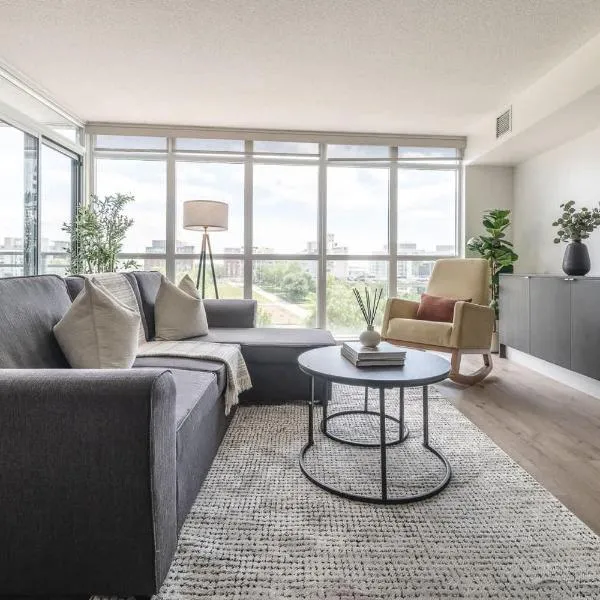 Spacious Downtown Condo - Walk to CN Tower & More，位于多伦多的酒店