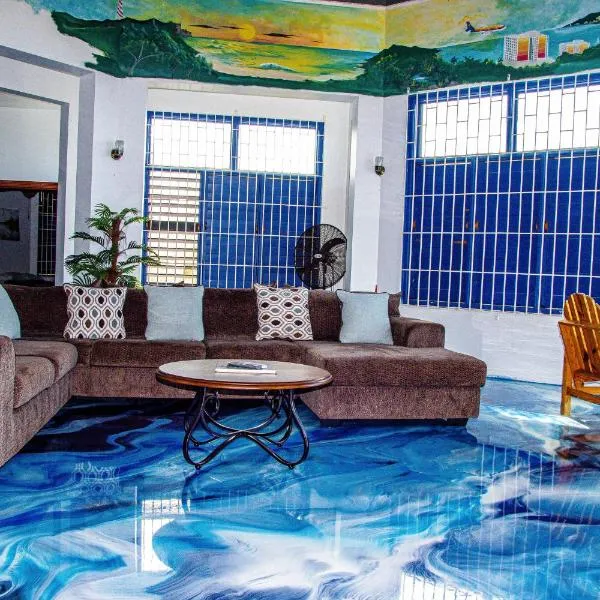 Sunshine Lodge: Your home away from home，位于蒙特哥贝的酒店