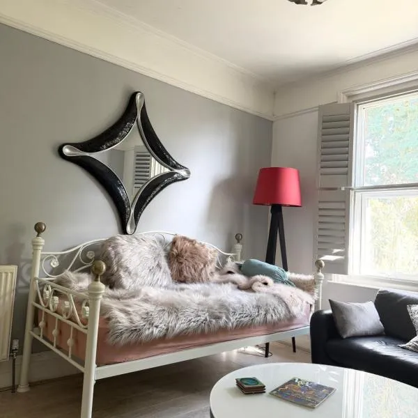 Bournemouth. Private Self Contained space.，位于伯恩茅斯的酒店