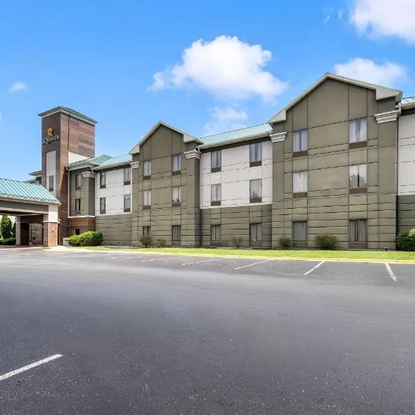 La Quinta Inn & Suites by Wyndham Louisville East,位于路易斯威尔的酒店