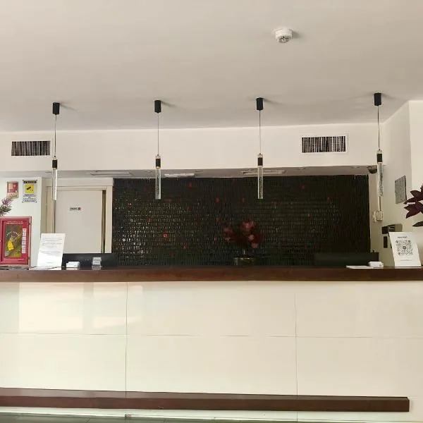 HOTEL HMR RHO Milano，位于罗镇的酒店