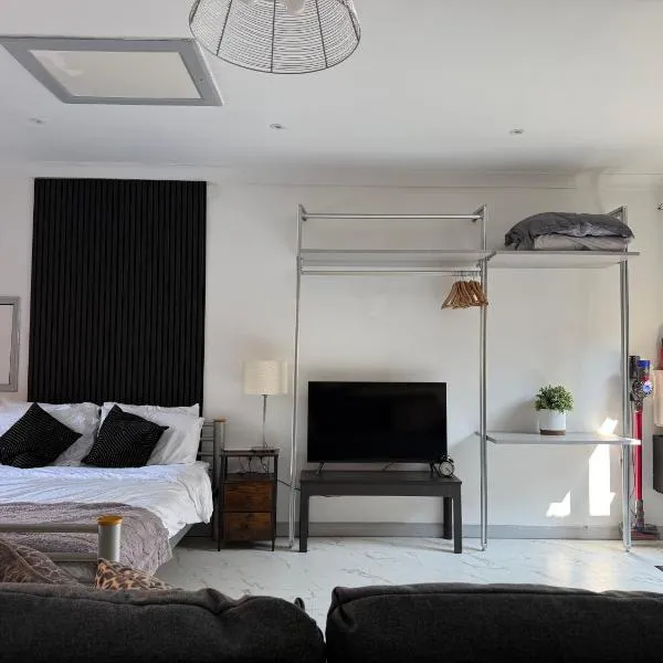 The Hideaway - Secluded Studio Annexe，位于坎姆伯恩的酒店