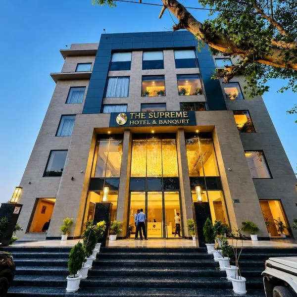 The Supreme Hotel and Banquet，位于加雅的酒店