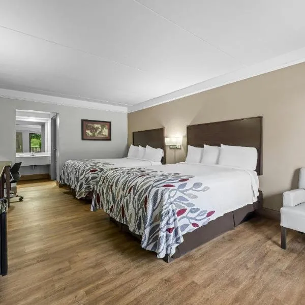 Red Roof Inn & Suites Clinton, TN,位于Clinton的酒店