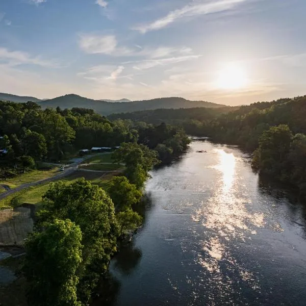 Asheville River Cabins, WorldHotels Backdrop，位于Arden的酒店