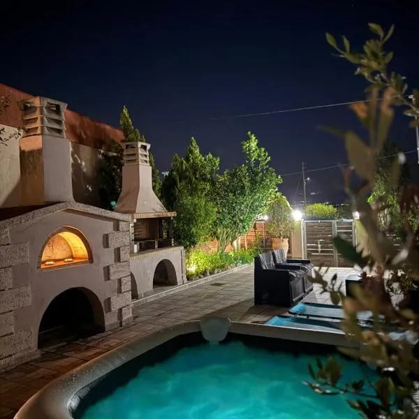 Villa Asterousia with Private Night Spa, BBQ & Lounge，位于Stérnai的酒店