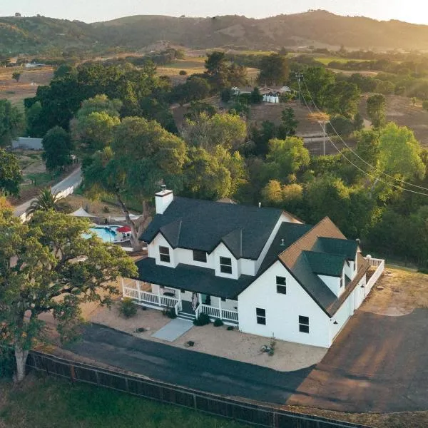 Paso Wine Country Farmhouse with Pool, Spa, Game Room，位于佩索罗伯斯的酒店