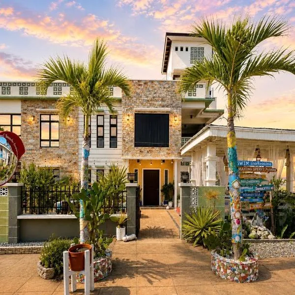 REEF HOUSE BACNOTAN beige sand beach front with Swimming pool，位于Bacnotan的酒店