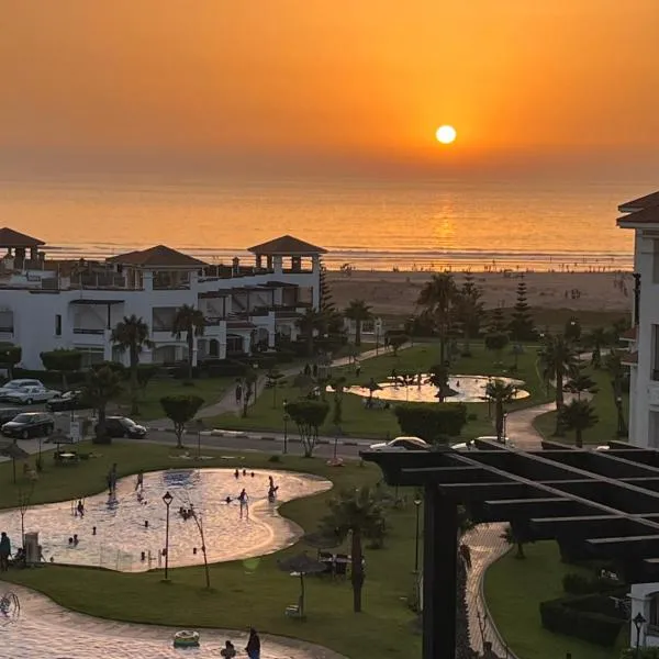 Beachfront Apartment in Assilah, Private Solarium, 4 Pools, Secure Residence, WiFi, Parking，位于艾西拉的酒店