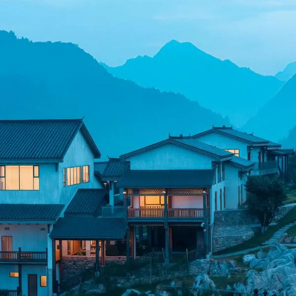 Zhangjiajie Fantasy Valley Resort Customized travel itineraries free shuttle service to the North and West Gates of the National Forest Park, and complimentary traditional ethnic costume try-on，位于张家界的酒店