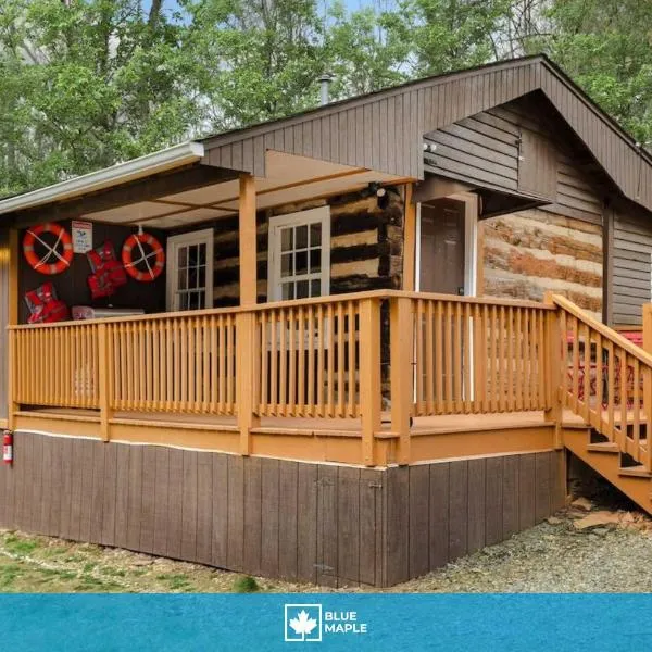 Creekside Cabin w Hot Tub, Fire Pit, Deck & Grill!，位于Basye的酒店