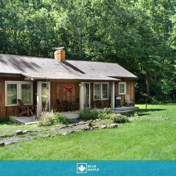 2BR chalet w hot tub, porch & refreshing views，位于Mathias的酒店