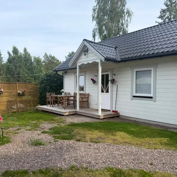 Charming cottage on Kvegero，位于格内斯塔的酒店