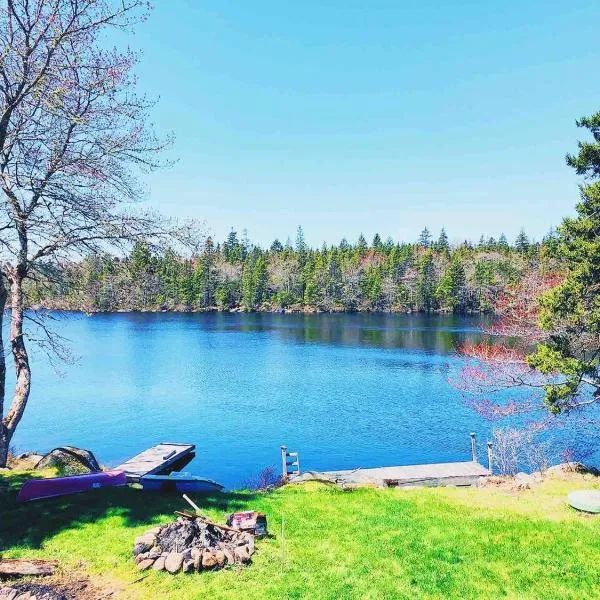 Private Lakefront Escape Swim Sip Wine Stargaze 25 Mins to Halifax，位于Terence Bay的酒店