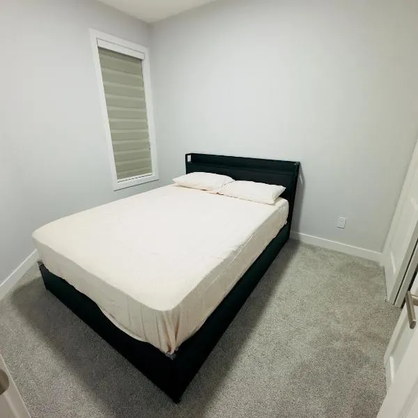 Private room Minutes to Calgary airport YYC, Downtown, Banff，位于Calgary的酒店