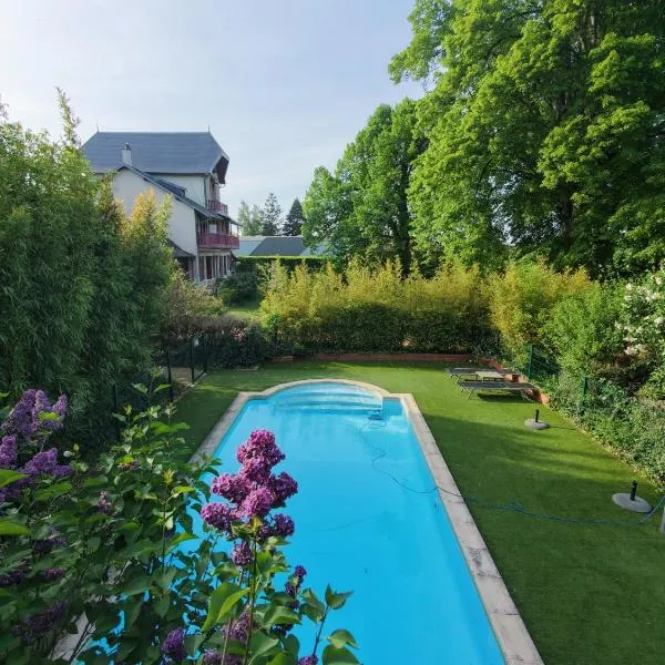 Chambres de charme avec piscine - Le Monde de Charlie - Proche Vichy，位于维希的酒店
