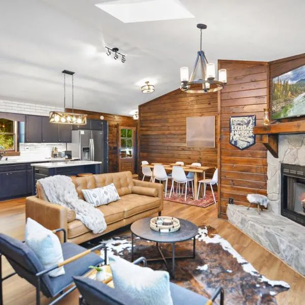 The Stargazer luxury cabin, hot tub, Mountain Views, pet friendly and peaceful!,位于蓝岭的酒店
