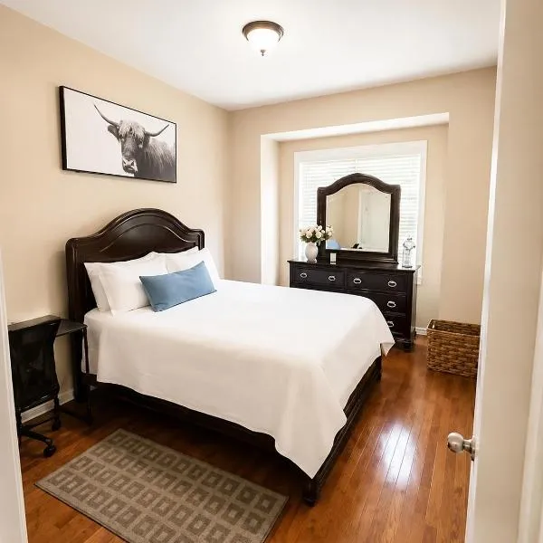 Heaven on Earth - Large Bedroom with Private Bathroom，位于罗利的酒店