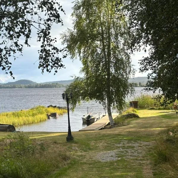 Mysig timmerstuga med sjötomt,位于格兰耶德的酒店