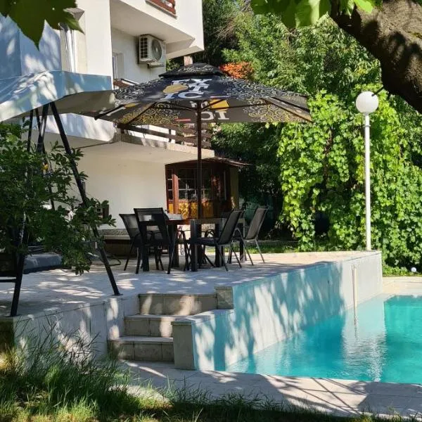 Villa M&E Oasis with Private Pool,位于Košelji的酒店