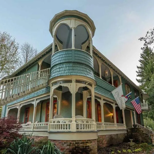 Engadine Inn and Cabins,位于Candler的酒店