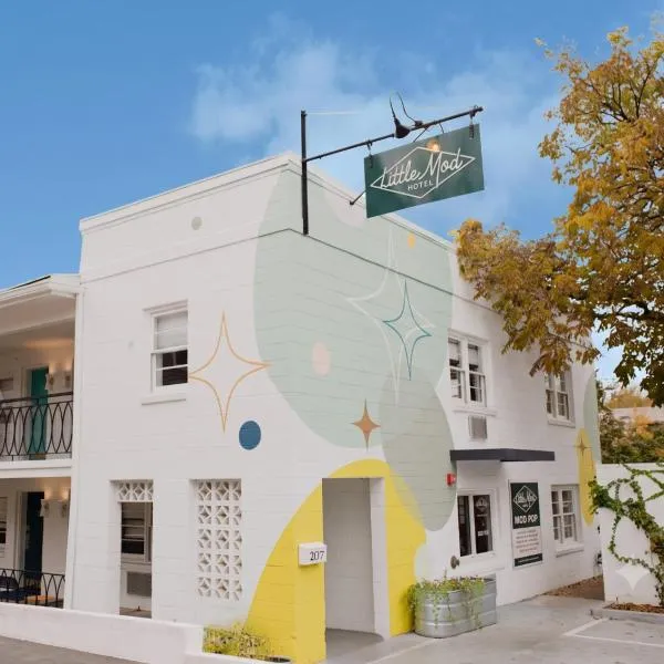 Little Mod Hotel at the University，位于夏洛茨维尔的酒店