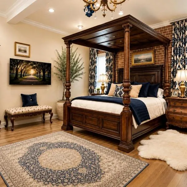 Historic Mansion-King Suite-The Royal Crown，位于史密斯堡的酒店