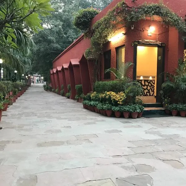 Hotel Sheela, 100m from Taj Mahal，位于阿格拉的酒店