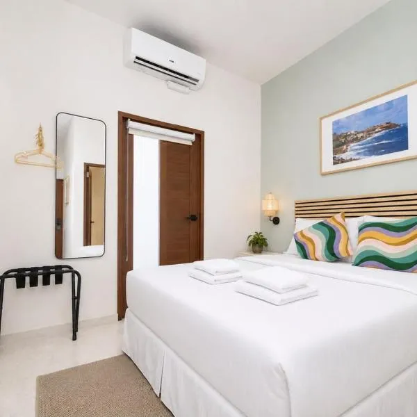 Room 12: Sunlit Balcony Stay w/ Free Parking | Calle Cerra,位于圣胡安的酒店