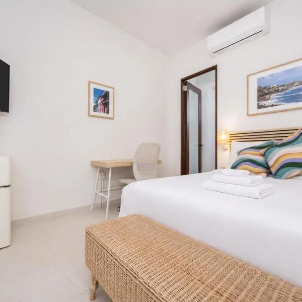 Room 13: Breezy Veranda Stay With City Views,位于圣胡安的酒店