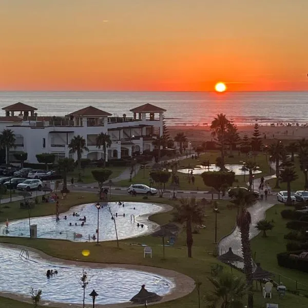 Beachfront Apartment in Assilah, Private Solarium, 4 Pools, Secure Residence, WiFi, Parking，位于艾西拉的酒店
