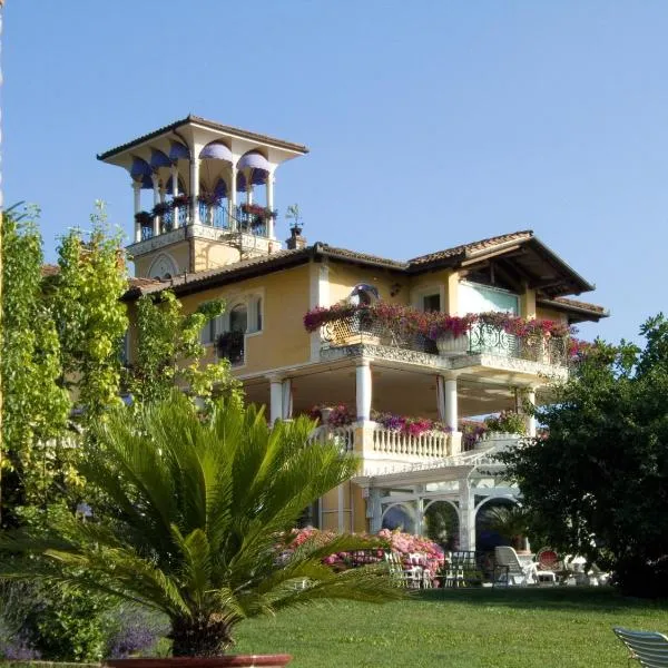 木槿花别墅，位于Castino的酒店