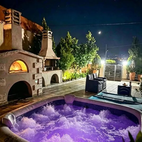 Villa Asterousia with Private Night Spa, BBQ & Lounge，位于Stérnai的酒店