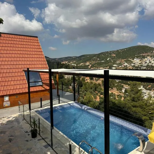 أكواخ المها oryx cottage，位于阿杰隆的酒店