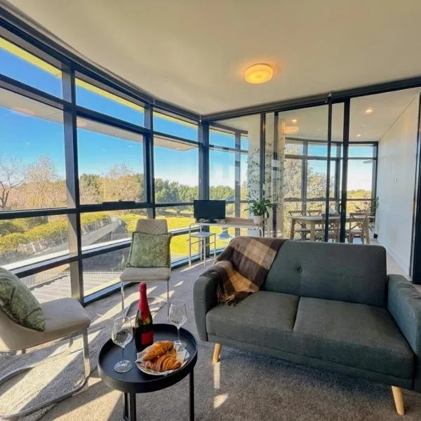 Floor-to-Ceiling Park View Oasis at Olympic Park Free Parking Sleeps 5，位于悉尼的酒店