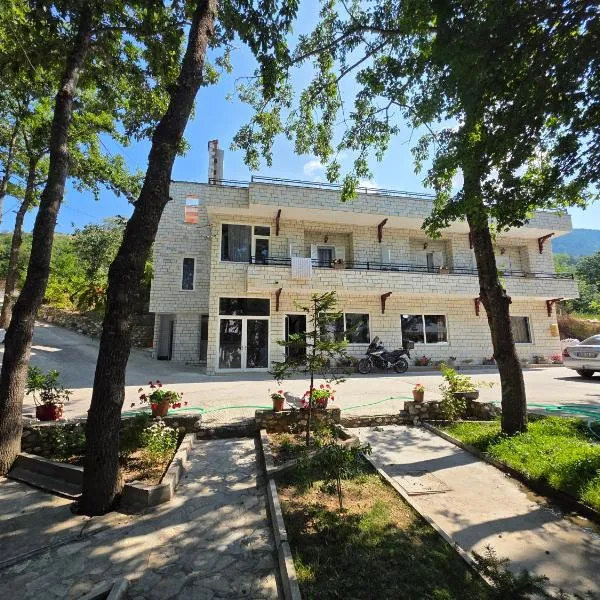 Hotel Restaurant Ujimira，位于Radomirë的酒店