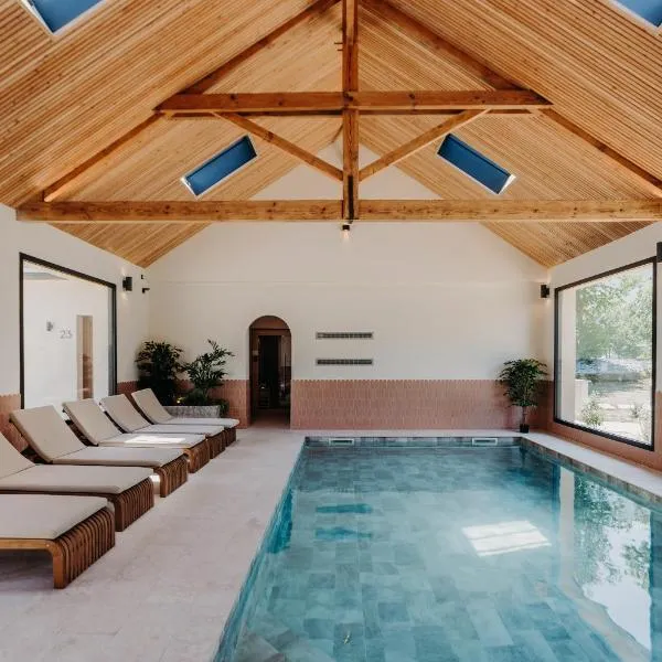 LE BAIN SAUVAGE - Lodges & spa - Pyrénées,位于Bedous的酒店