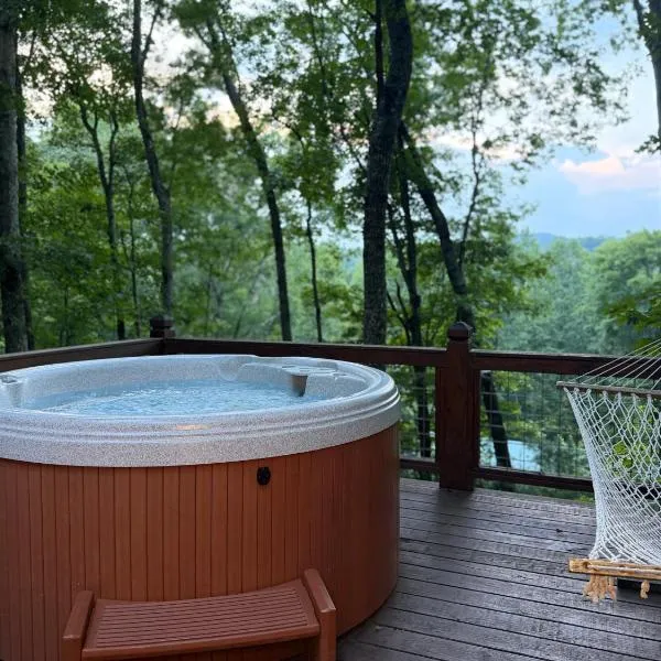 The Stargazer luxury cabin, hot tub, Mountain Views, pet friendly and peaceful!,位于蓝岭的酒店