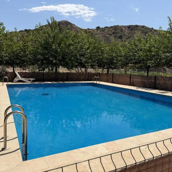 Granja escuela con bungalows Familias y grupos Parking privado gratuito，位于圣马丁德拉韦加的酒店